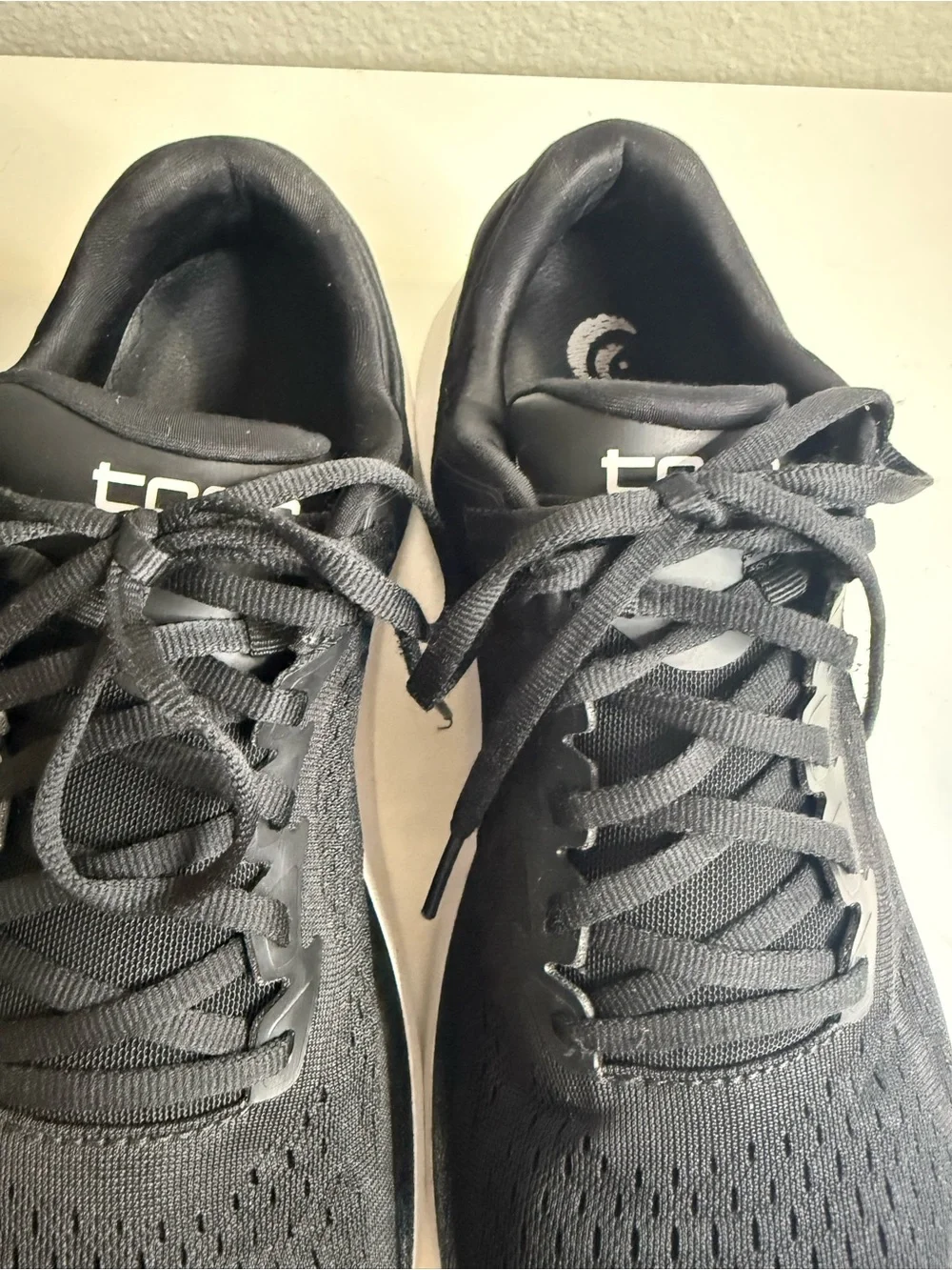 Topo Athletic Phantom 3 Women size 10 black  Athletic Running Shoes